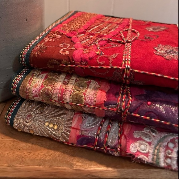 Gratitude & Grace – Zero-Waste Tree-Free Journal Wrapped in Vibrant Sari Silk - Picture 4 of 4